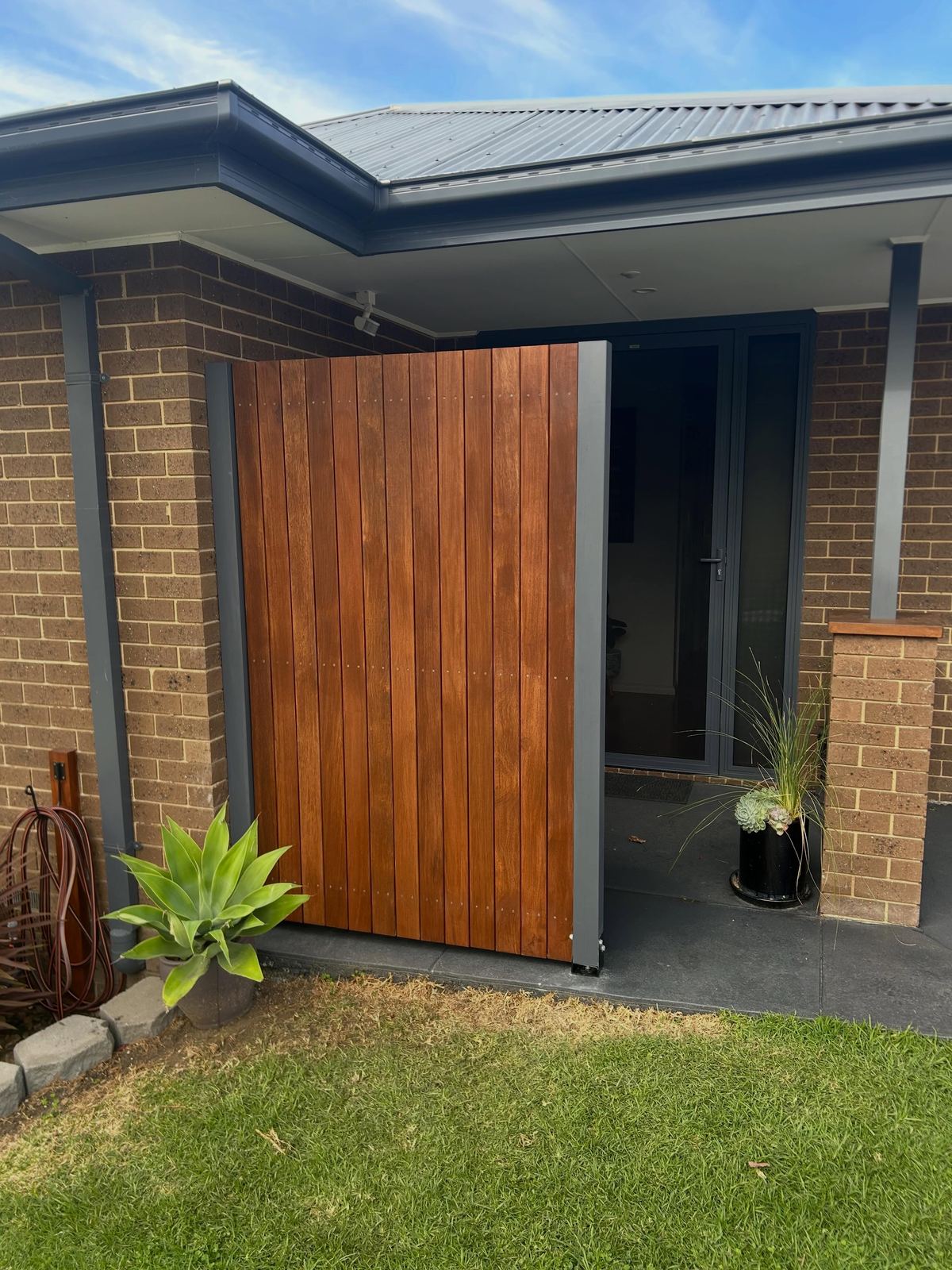 Custom 90mm merbau privacy screen